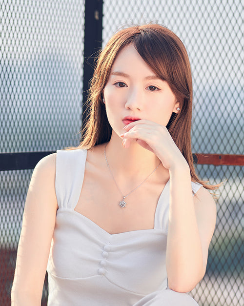 Shiny Snowflake Moissanite Pendant Necklace in Sterling Silver